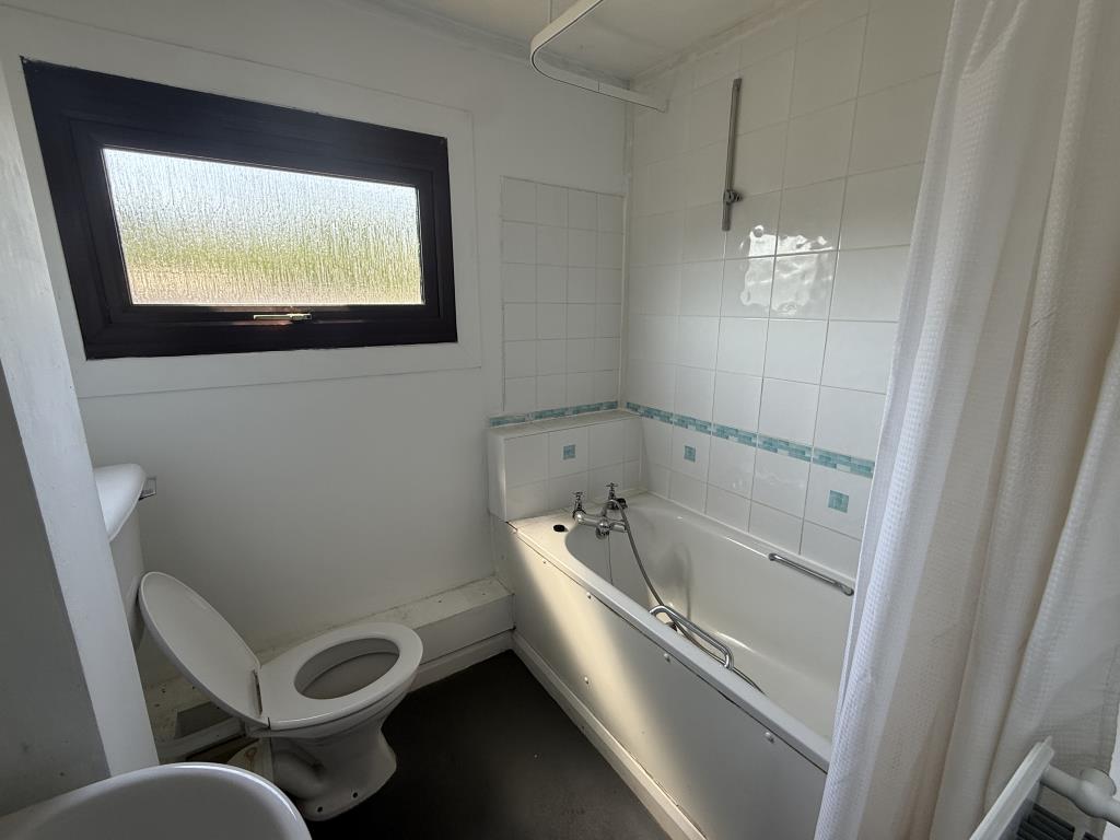 Lot: 118 - HOUSE IN NEED OF IMPROVEMENT - Bathroom of House in Need of Improvement